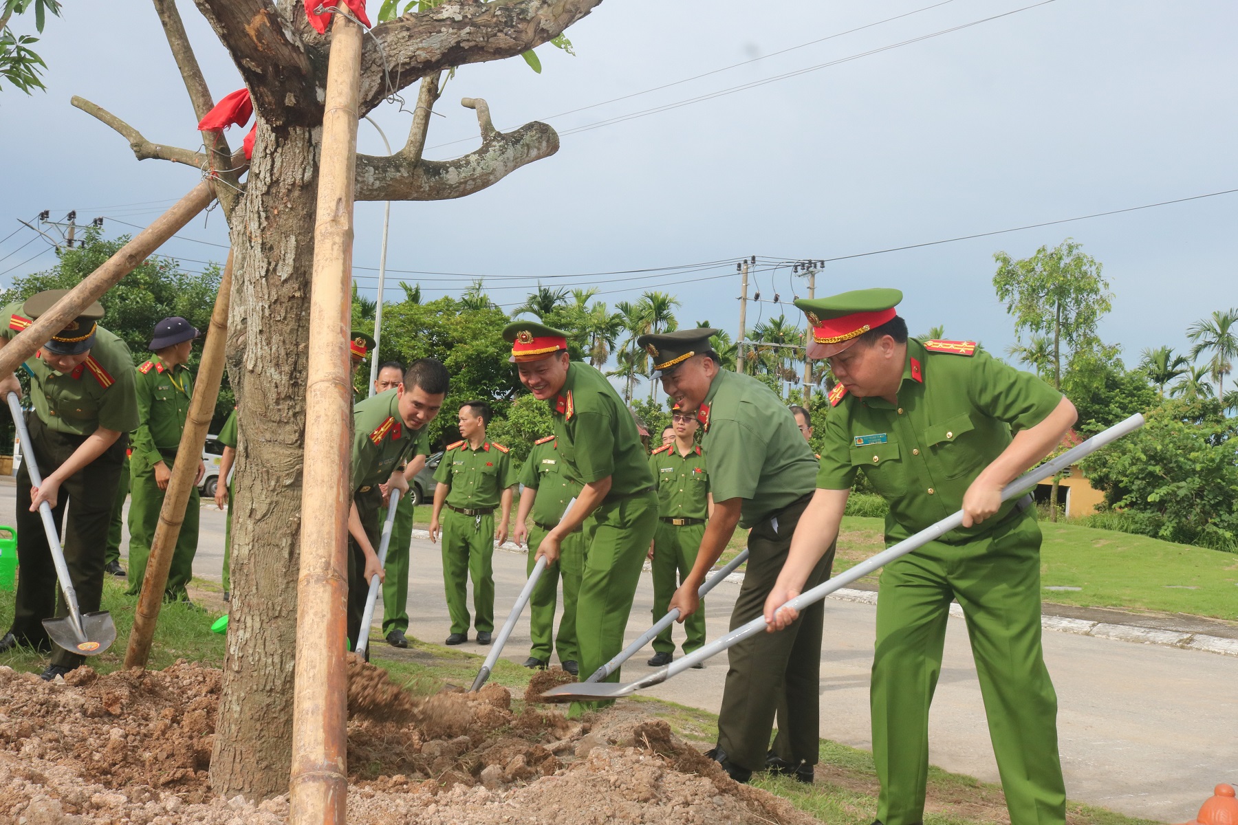 Thu hồi đất để phục vụ mục đích quốc phòng, an ninh
