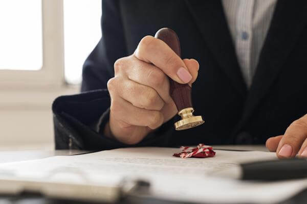 Tòa án thay đổi quyền nuôi con Công chứng thỏa thuận về quyền nuôi con không mang tính ràng buộc tuyệt đối
